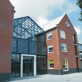 Nieuwbouw 59 levensloopbestendige appartementen in Sommelsdijk met kantoorruimte, peuterspeelzaal, wijkcentrum en kapsalon.